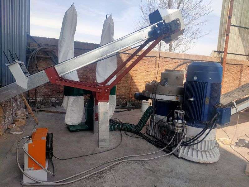 皮带输送机输送物料进入制粒机