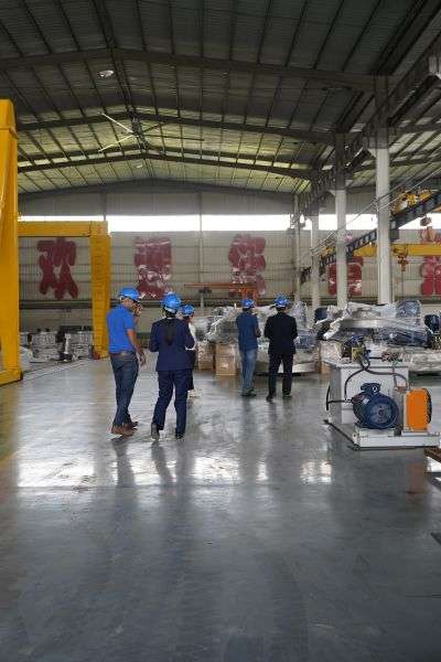 客户在装配车间以及展厅参观