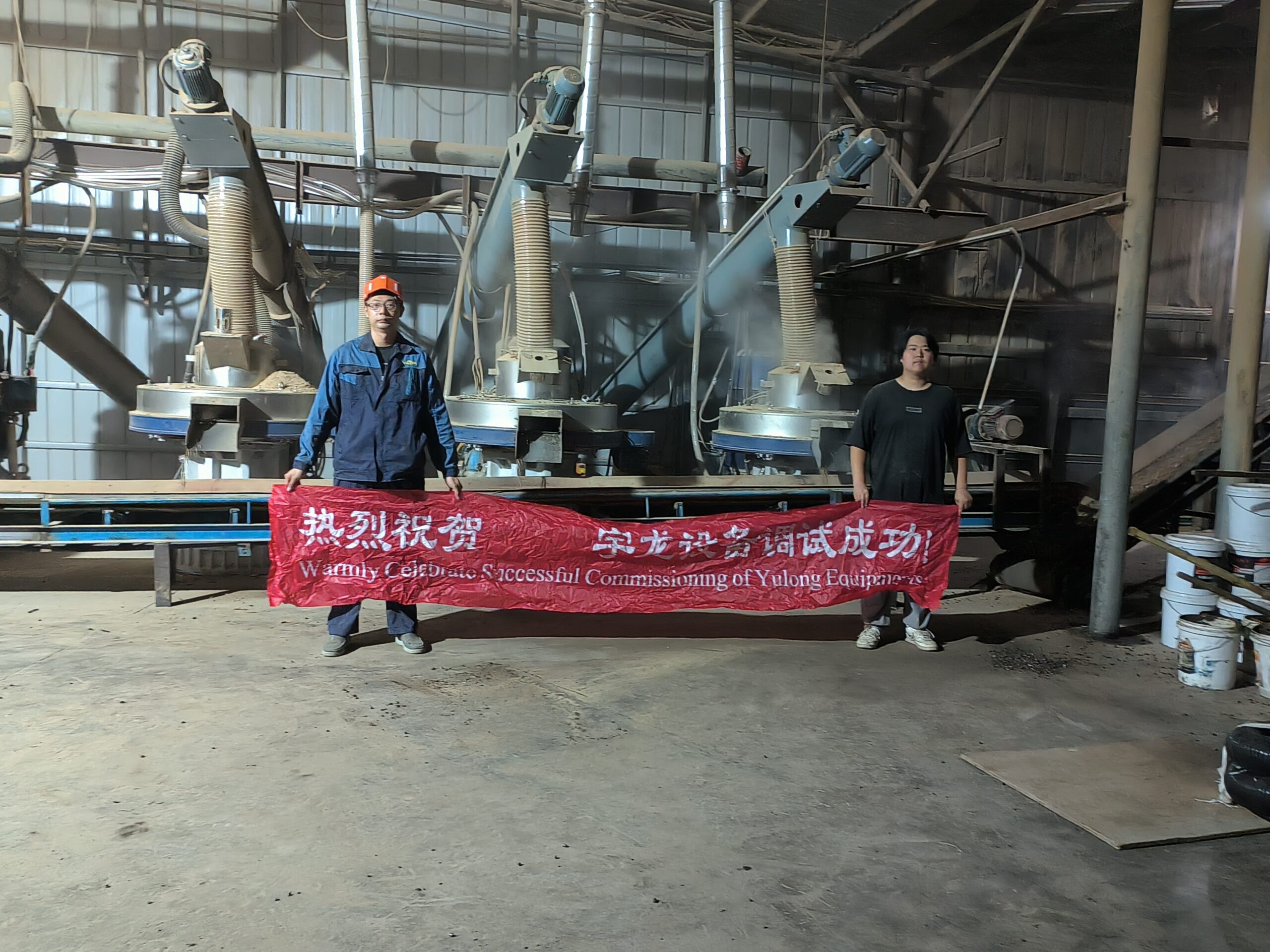 山东宇龙技术员在客户处合影留念